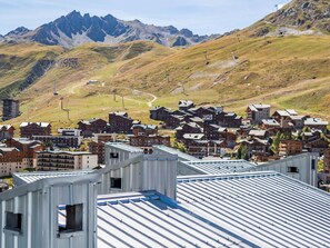 Une ville de montagne où l’on trouve à la fois des maisons traditionnelles en bois et des bâtiments modernes.
