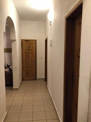Interior - Furnished apartment with parking (Douala)