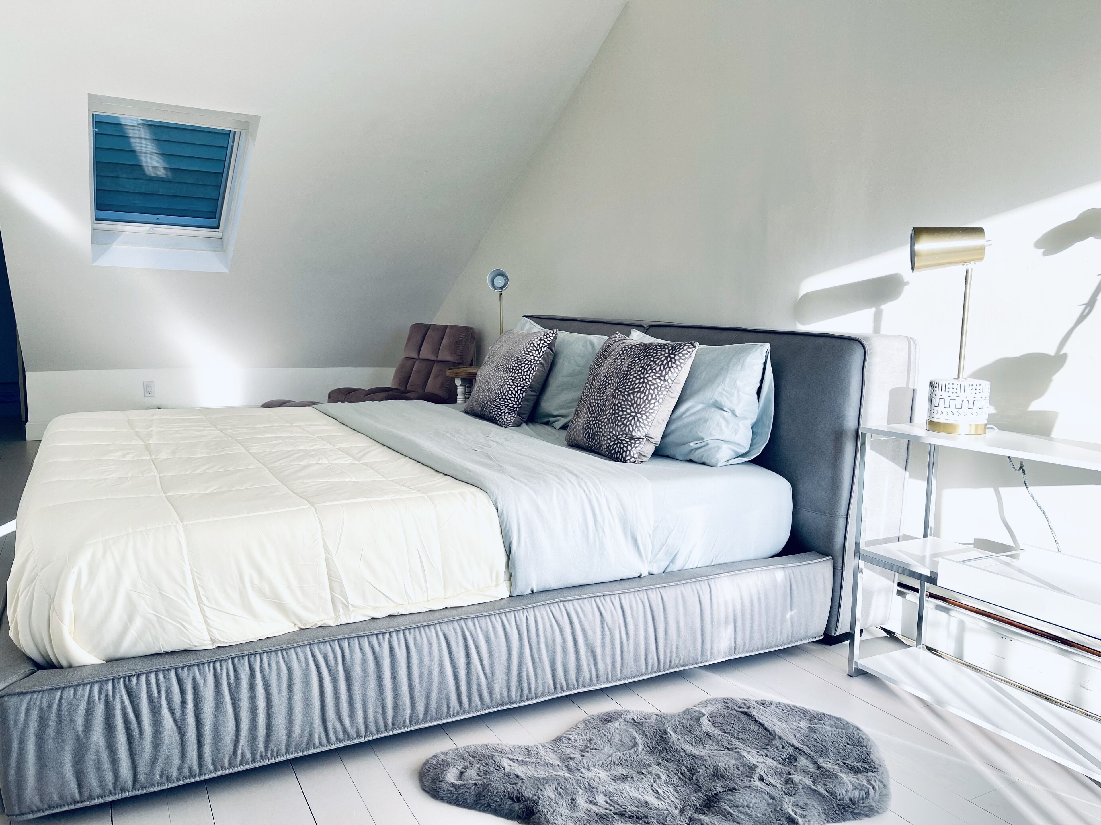 4 habitaciones, escritorio y tabla de planchar con plancha 