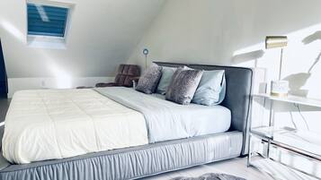 4 habitaciones, escritorio y tabla de planchar con plancha