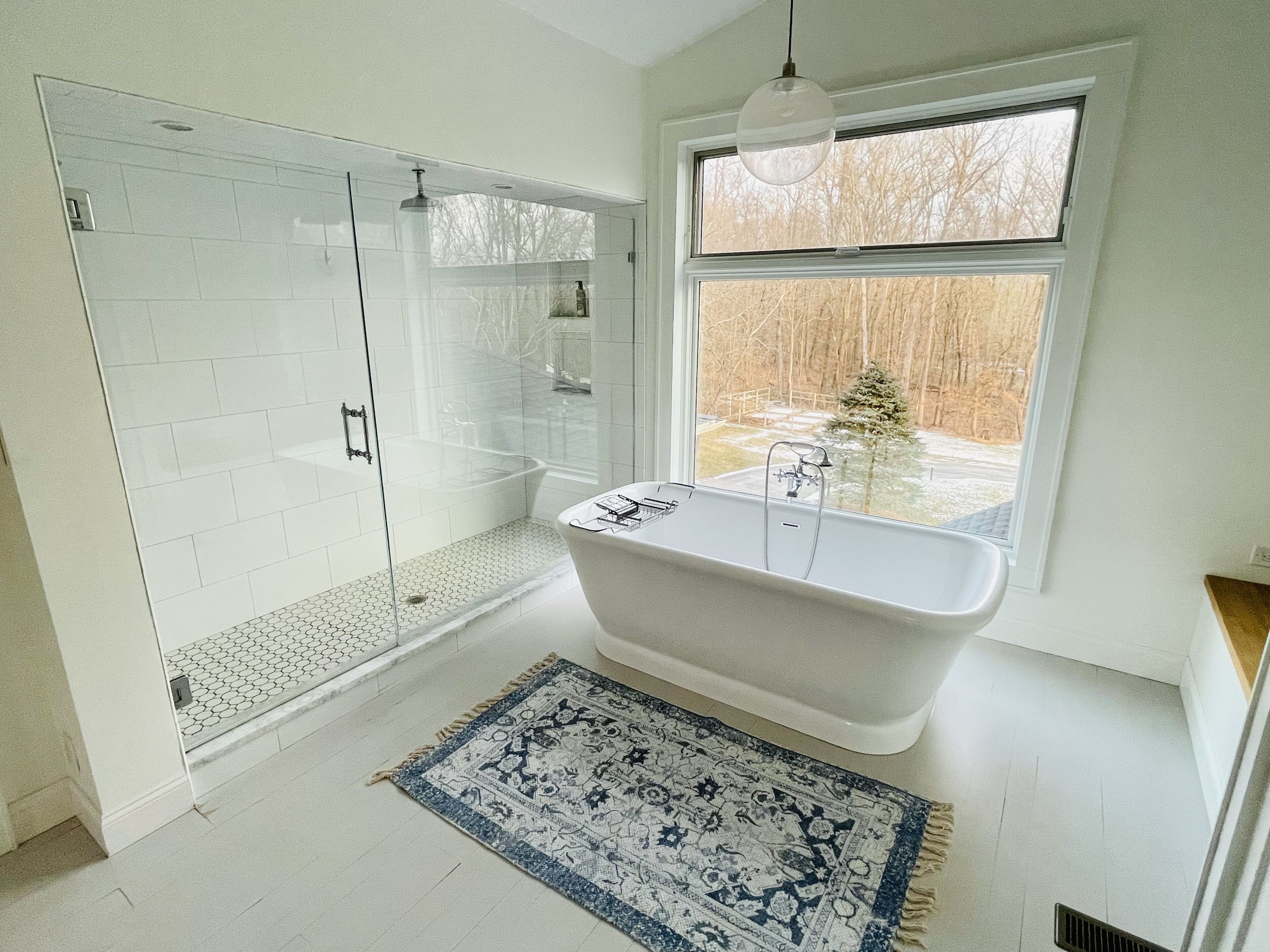Badewanne, Haartrockner, Handtücher, Seife