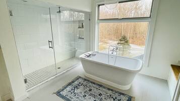Badewanne, Haartrockner, Handtücher, Seife