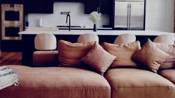 Smart TV, chimenea, videojuegos y tenis de mesa
