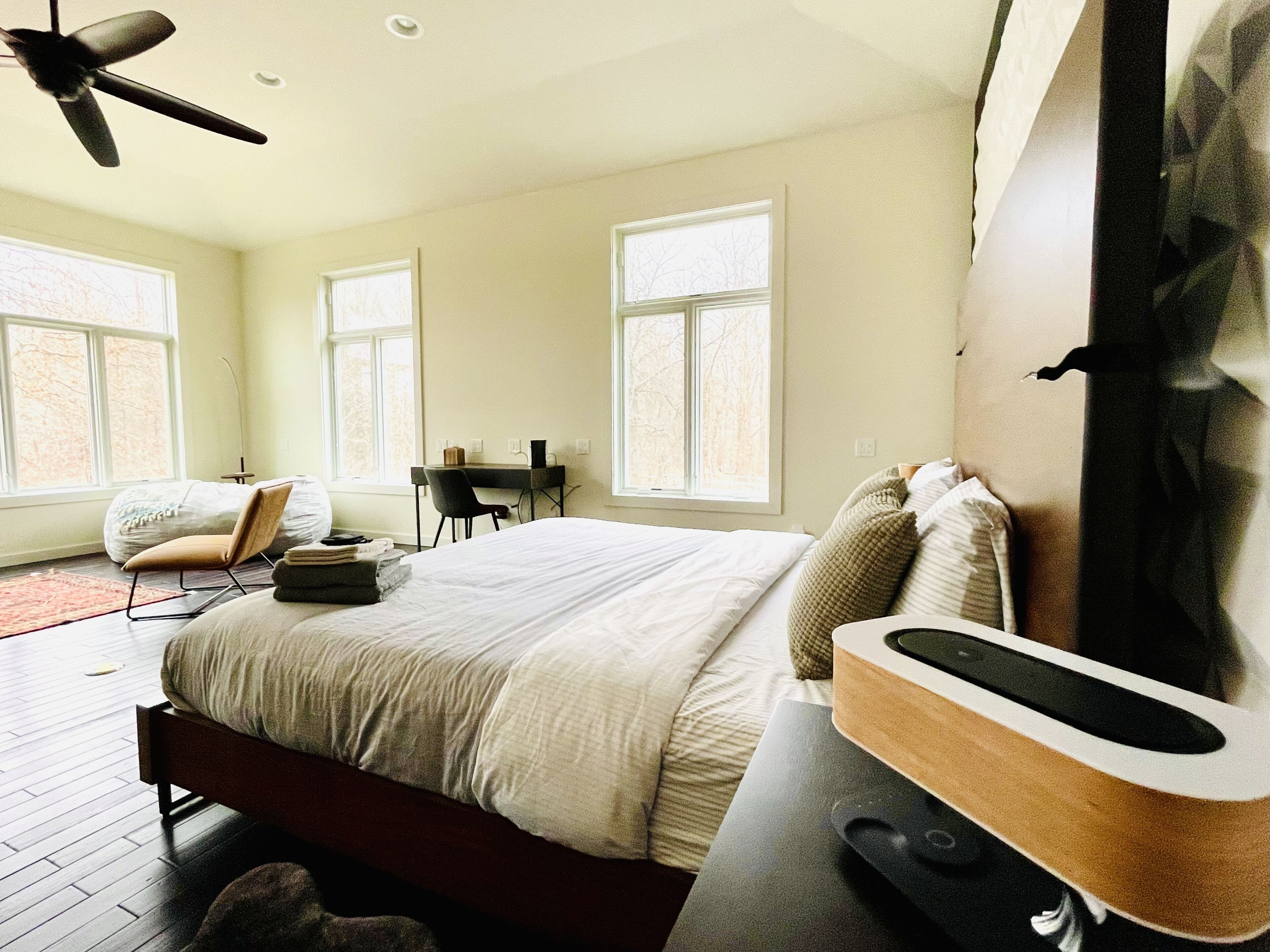 4 間睡房、書桌、熨斗/熨衫板、可攜式嬰兒床