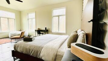 4 間睡房、書桌、熨斗/熨衫板、可攜式嬰兒床