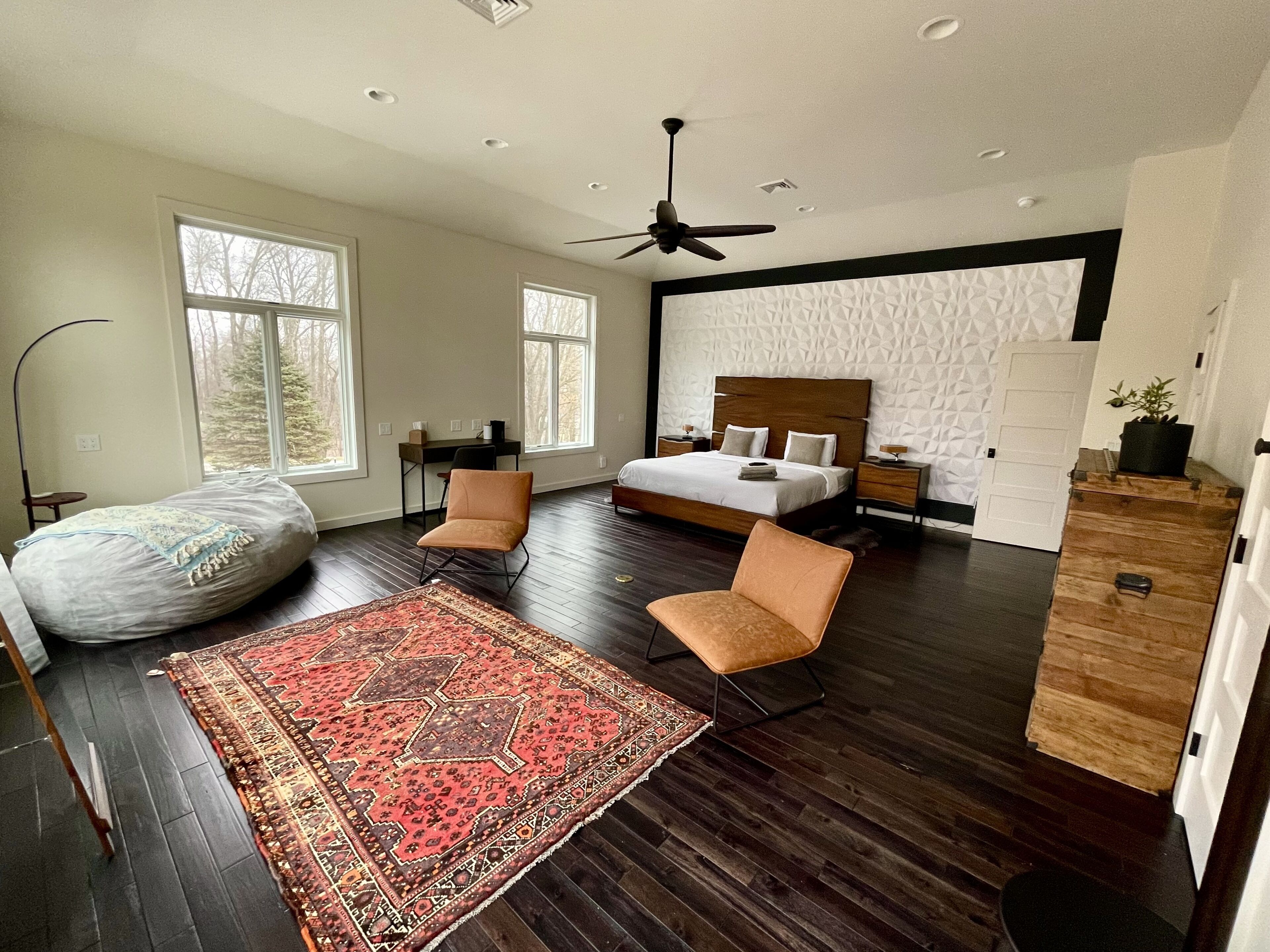 4 bedrooms, desk, iron/ironing board, travel crib