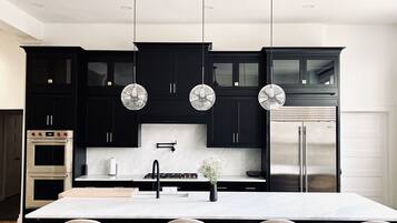 冷蔵庫、電子レンジ、オーブン、コンロ