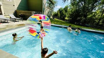 Alberca al aire libre y alberca climatizada