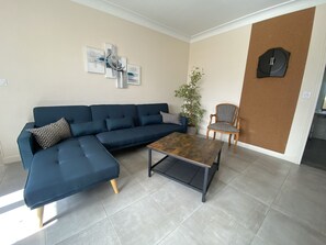 Una televisión, un futbolín