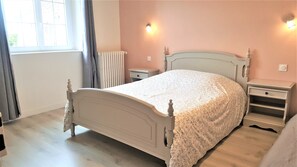 4 dormitorios, escritorio, tabla de planchar con plancha y cuna de viaje