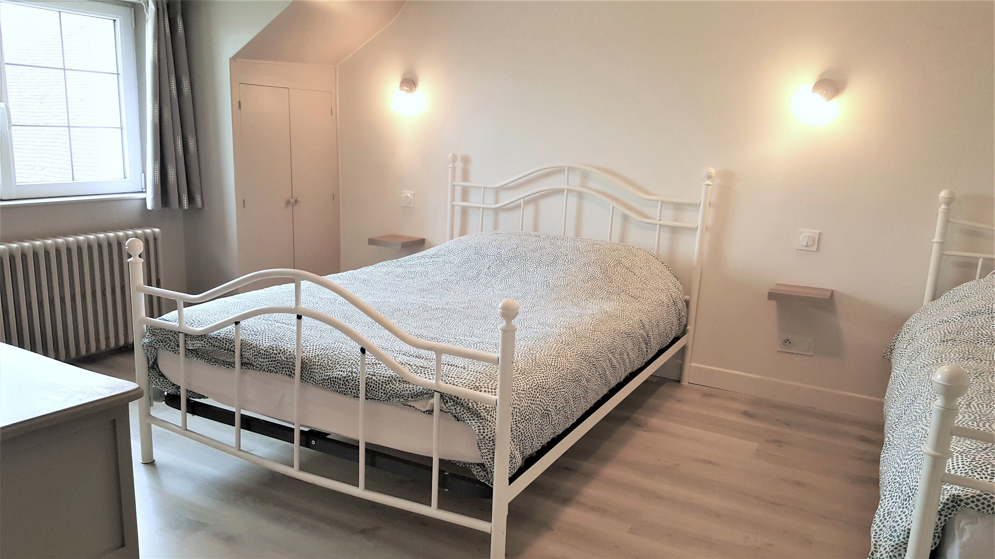 5 bedrooms, desk, iron/ironing board, travel crib