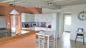 Fridge, microwave, oven, stovetop - Gîte 12 persons (digny)