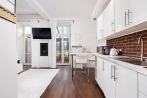 Fridge, microwave, stovetop, coffee/tea maker - Sołtyka 17 Krakow | Functional studio for 3 people | Remote Work | Balcony (Kraków)