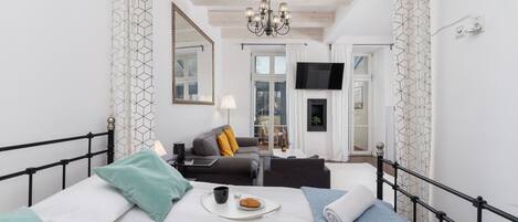 Tabla de planchar con plancha, wifi y ropa de cama