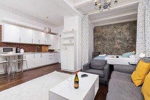 Un espace de vie moderne comprenant une cuisine, un coin repas et un salon confortable.