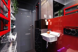 Shower, shampoo