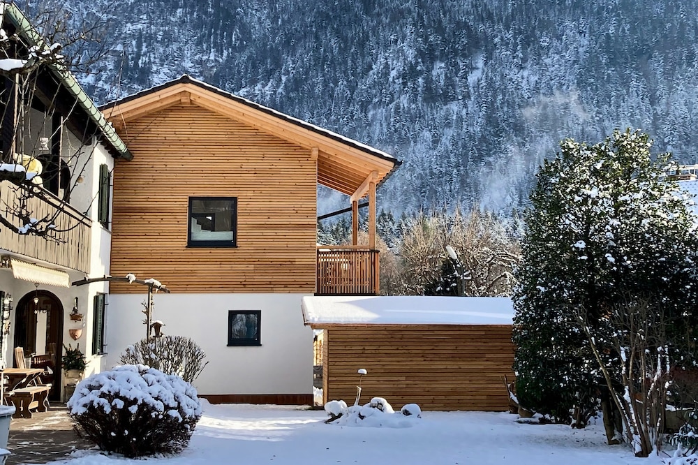 Chalet Panorama: Zugspitze view; NEW; Natural wooden house, hiking trails, ski lift, cross-country ski runs