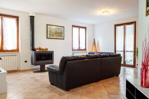 Una televisión de pantalla plana