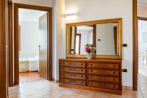 3 bedrooms, desk, iron/ironing board, WiFi