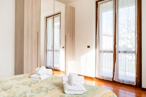3 Schlafzimmer, Schreibtisch, Bügeleisen/Bügelbrett, WLAN