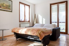 3 bedrooms, desk, iron/ironing board, WiFi