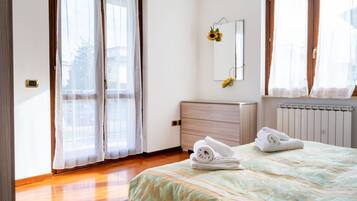 3 Schlafzimmer, Schreibtisch, Bügeleisen/Bügelbrett, WLAN