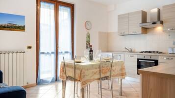 Frigorifero, microonde, forno, piano cottura