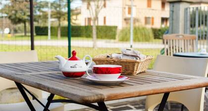 GuestHost - Bright and very spacious apartment, which in 165 sqm accommodates 8 people with great comfort, having three bedrooms and two bathrooms. The flat is located in a villa and has access to the garden with an equipped patio and gazebo, shared with