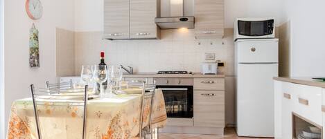 Frigorífic, microones, forn i placa de cuina