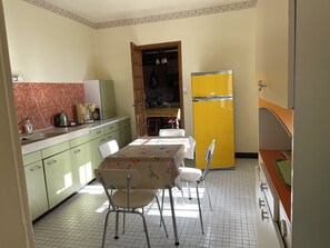 Geladeira, micro-ondas, fogão, lava-louças