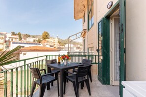 Outdoor dining - GuestHost - Comfortable and modern 40 sqm apartment with balcony, for 4 people, located on the first floor of a building (NO elevator) inside the Sileno Beach residential complex. The property is located in a central position, a few minutes on foot from  (Giardini Naxos)