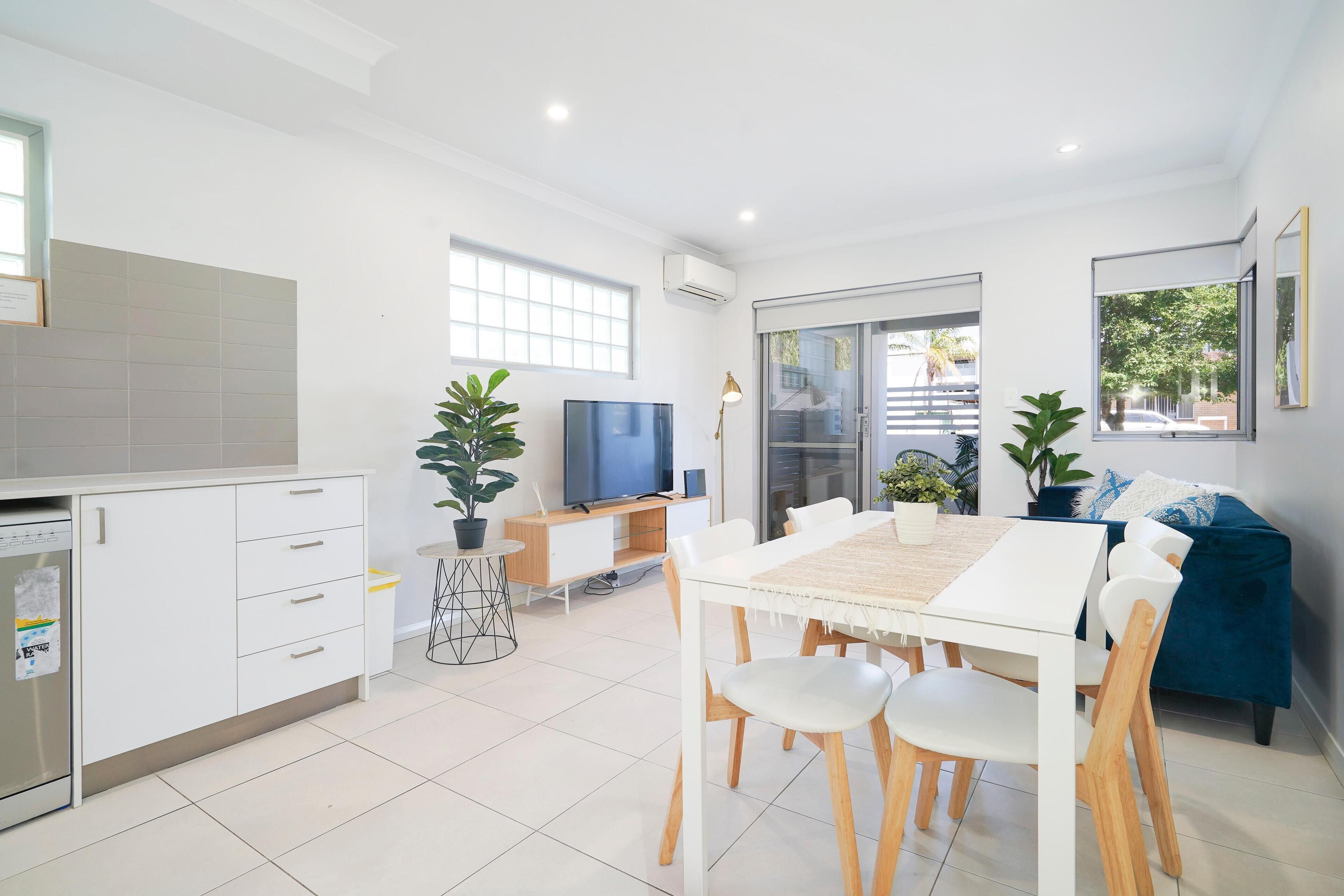 1 Fabulous Family on Fisher - parking 2 bed 2 bath