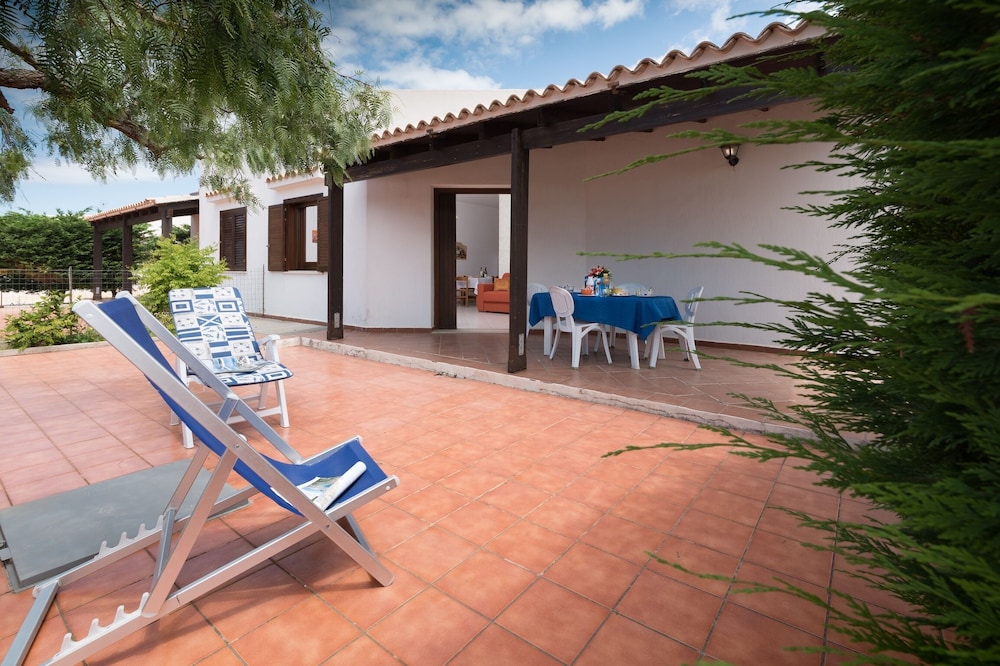 SMERALDO VILLA with GARDEN and WIFI INTERNET