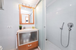 Bathtub, hair dryer, towels