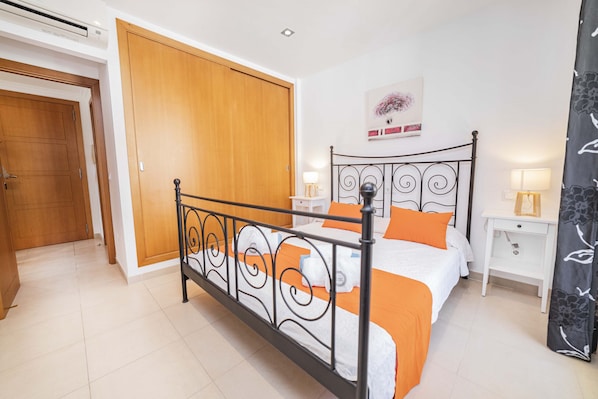 3 bedrooms, iron/ironing board, free WiFi, bed sheets