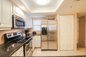 Kjøleskap, mikrobølgeovn, ovn og kokeplater