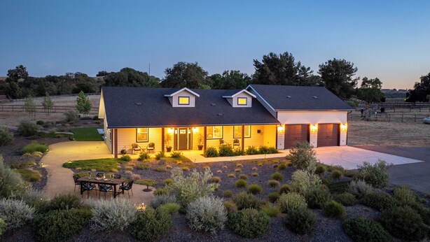 A modern house with a covered patio, a driveway, and a well-maintained garden. - Brand-new Farmhouse Style Ranch w/Fire Pit in the heart of Paso Robles! (Paso Robles)