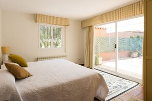 4 bedrooms, iron/ironing board, travel cot, free WiFi