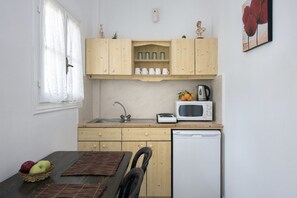 Kühlschrank, Mikrowelle, Ofen, Wasserkocher