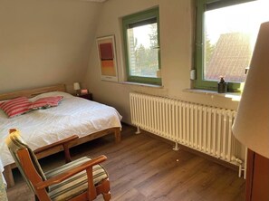 3 Schlafzimmer, Schreibtisch, Bügeleisen/Bügelbrett, Reisekinderbett