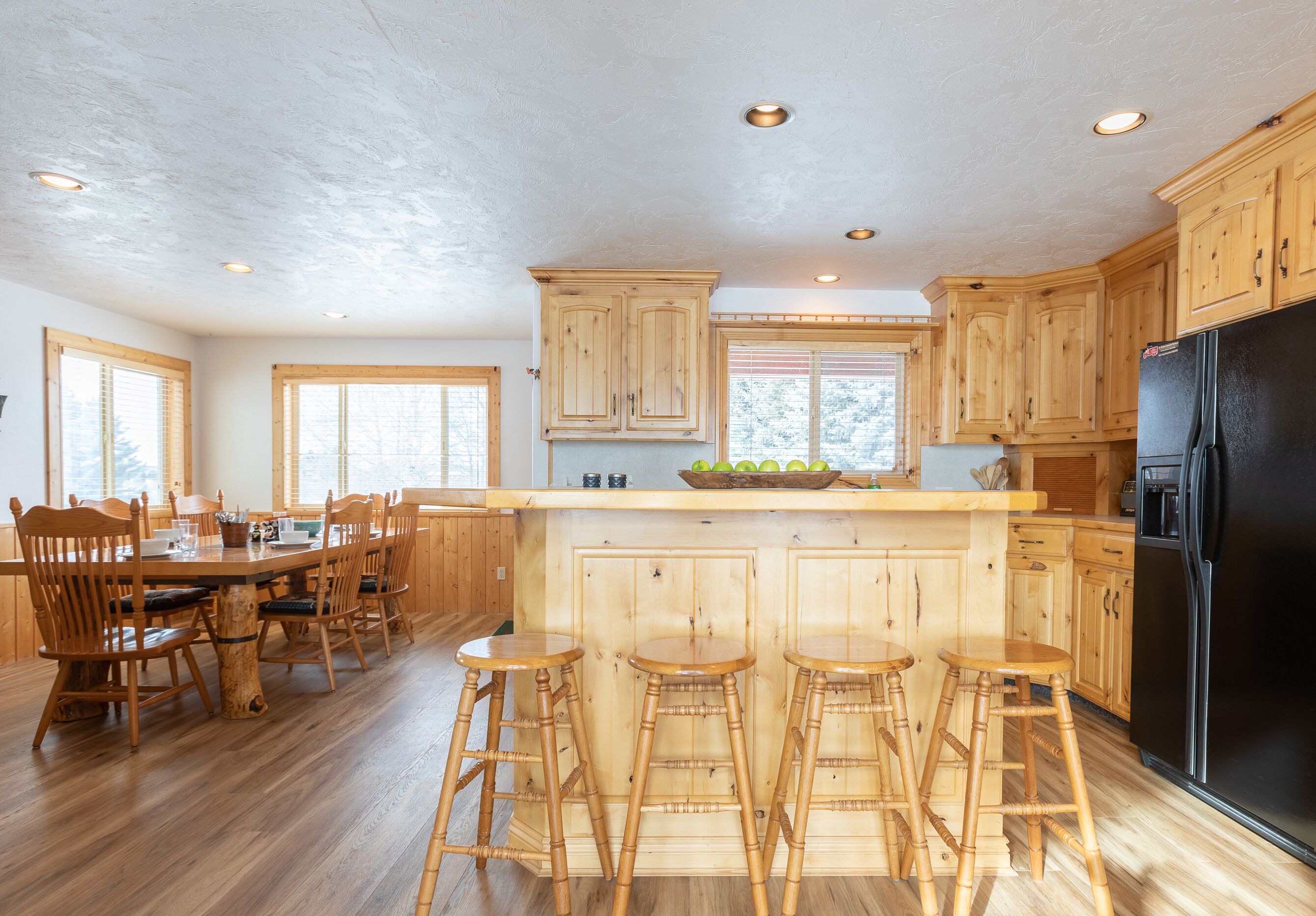 KABINO: Riverfront on Henrys Fork A/C Boat Launch Foosball Pool Table Huge Yard Garage WIFI