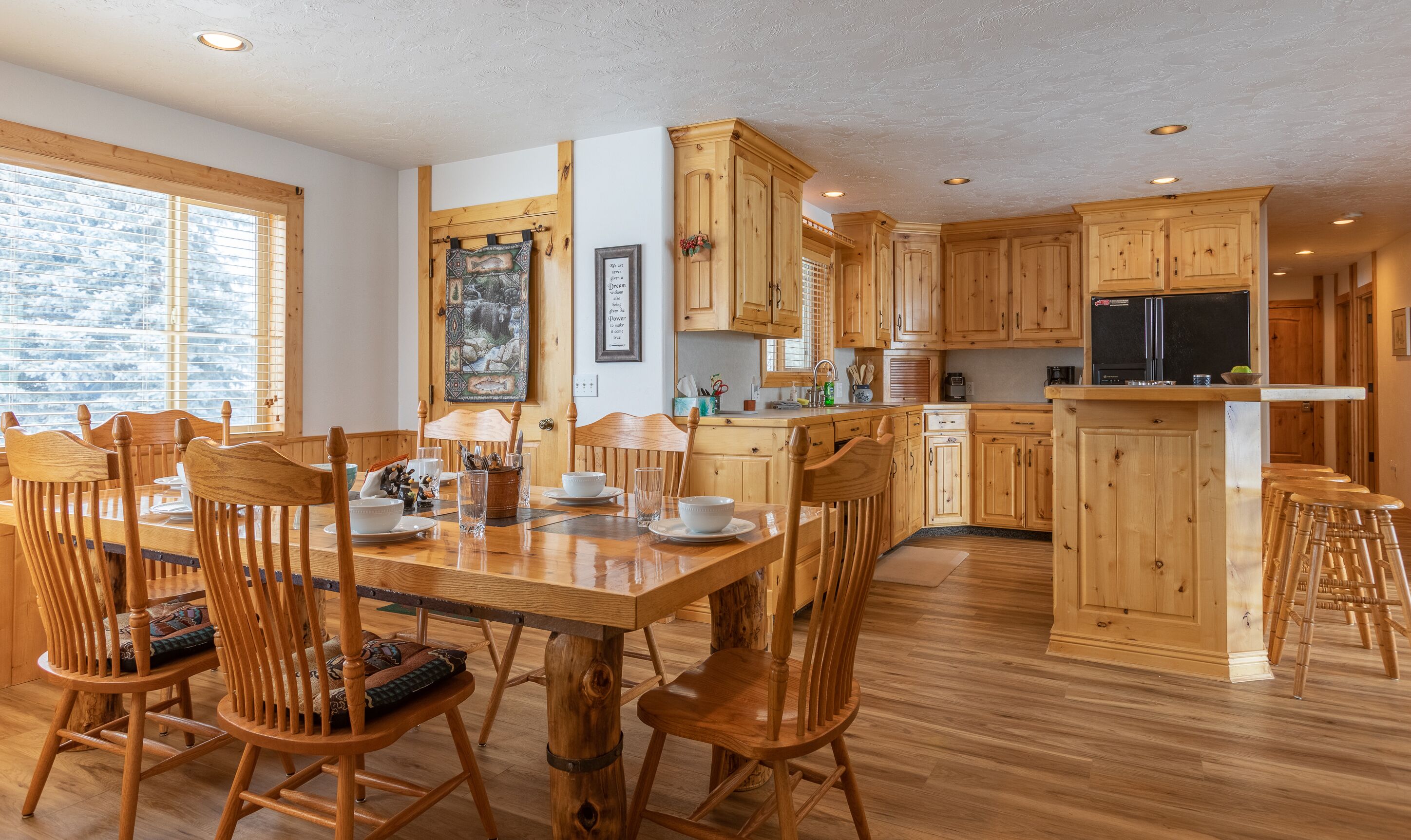 KABINO: Riverfront on Henrys Fork A/C Boat Launch Foosball Pool Table Huge Yard Garage WIFI