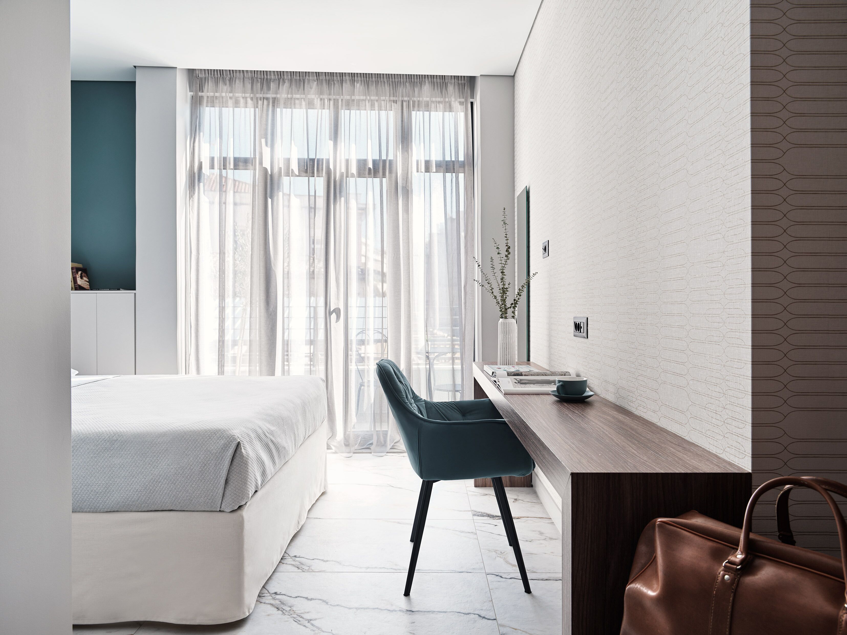 Ropa de cama hipoalergénica, colchones con pillow-top y minibar 