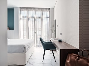 Ropa de cama hipoalergénica, camas con pillow-top y minibar