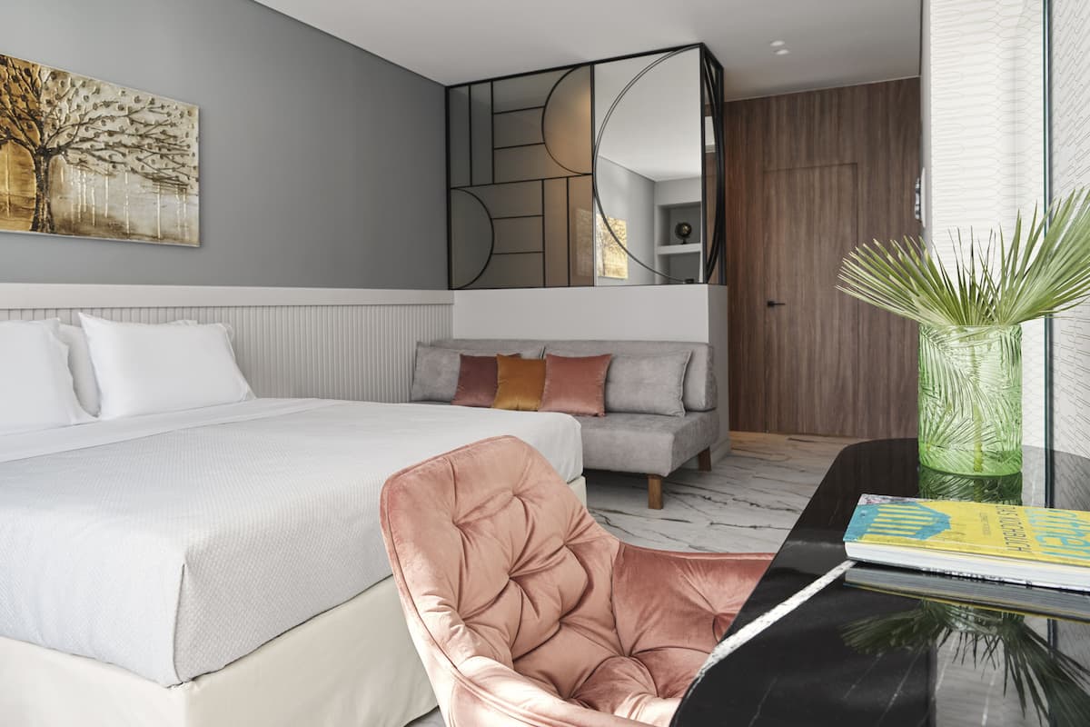 Deluxe Studio Suite with Balcony | Ropa de cama hipoalergénica, camas con pillow-top y minibar