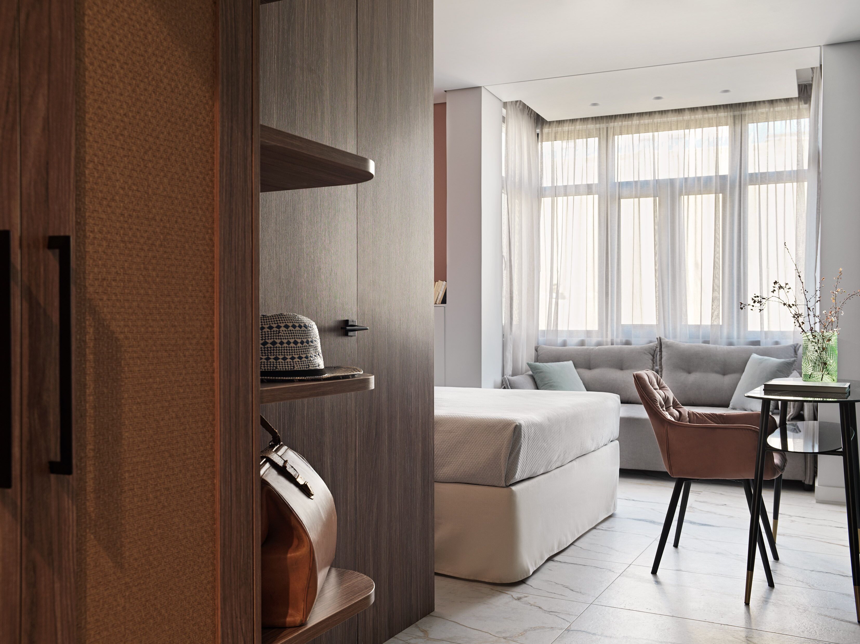 Ropa de cama hipoalergénica, colchones con pillow-top y minibar 