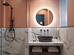 Superior Double Room | Bathroom | Shower, rainfall showerhead, free toiletries, hair dryer - Athens City View Urban Suites (Athens)