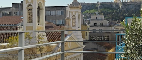 Deluxe Studio Suite with Balcony | Vista a la ciudad