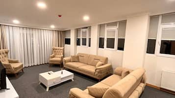 Penthouse Exclusive, 1 phòng ngủ, quang cảnh biển | Khu phòng khách | TV LCD 80-cm có truyền hình vệ tinh