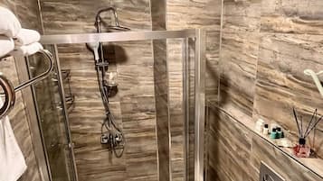 Deluxe Room, Sea View | Bathroom | Shower, rainfall showerhead, hair dryer, slippers